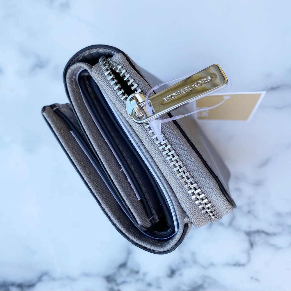 Michael kors trifold wallet coin pocket ‼️SALE‼️ - Picture 4 of 8